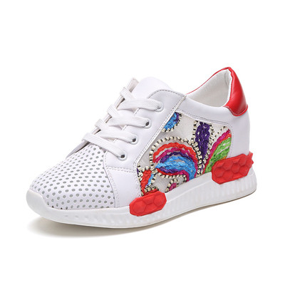 Πανέμορφα καθημερινά γυναικεία πάνινα παπούτσια αδιάβροχης με ενδιαφέρον κεντήματα και λαμπερά μαργαριτάρια