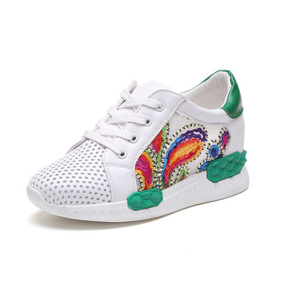 Πανέμορφα καθημερινά γυναικεία πάνινα παπούτσια αδιάβροχης με ενδιαφέρον κεντήματα και λαμπερά μαργαριτάρια