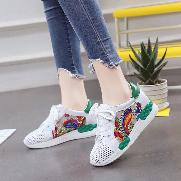 Πανέμορφα καθημερινά γυναικεία πάνινα παπούτσια αδιάβροχης  με ενδιαφέρον κεντήματα και λαμπερά μαργαριτάρια