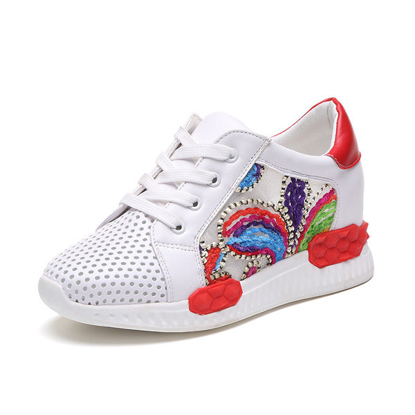 Πανέμορφα καθημερινά γυναικεία πάνινα παπούτσια αδιάβροχης  με ενδιαφέρον κεντήματα και λαμπερά μαργαριτάρια