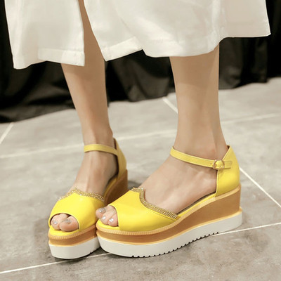 Κομψό κυρίες σανδάλια υψηλής και άνετη πλατφόρμα με διακόσμηση σε διάφορα χρώματα