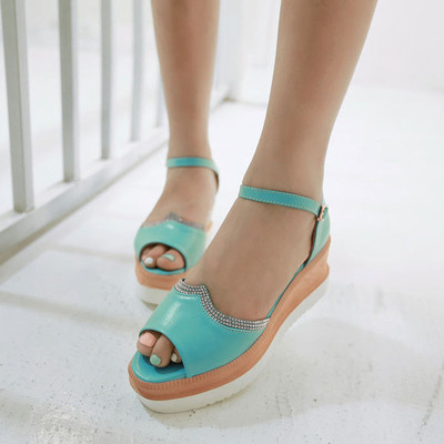 Κομψό κυρίες σανδάλια υψηλής και άνετη πλατφόρμα με διακόσμηση σε διάφορα χρώματα