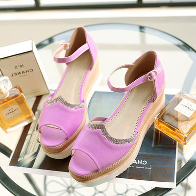 Κομψό κυρίες σανδάλια υψηλής και άνετη πλατφόρμα με διακόσμηση σε διάφορα χρώματα