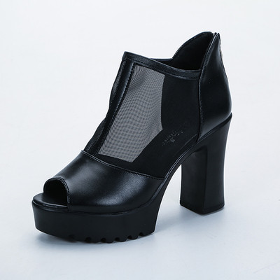 Πολύ ενδιαφέρουσα και μοντέρνα γυναικεία παπούτσια με χοντρά δικτύου και υψηλό ρεύμα