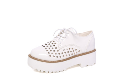 Ενδιαφέροντα γυναικεία παπούτσια με ψηλές σόλες και τρύπες - ιδανικές για τις ζεστές καλοκαιρινές μέρες