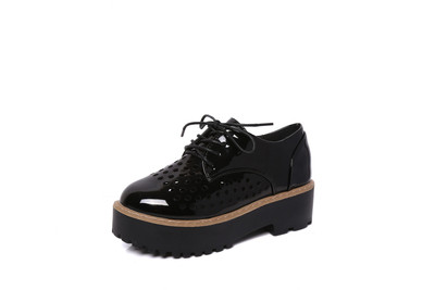 Ενδιαφέροντα γυναικεία παπούτσια με ψηλές σόλες και τρύπες - ιδανικές για τις ζεστές καλοκαιρινές μέρες