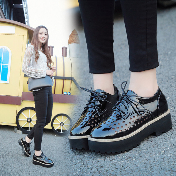 Ενδιαφέροντα γυναικεία παπούτσια με ψηλές σόλες και τρύπες - ιδανικές για τις ζεστές καλοκαιρινές μέρες