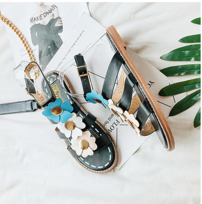 Φρέσκα κυρίες σανδάλια σε δύο μοντέλα - η διακόσμηση με λουλούδια και χωρίς διακόσμηση