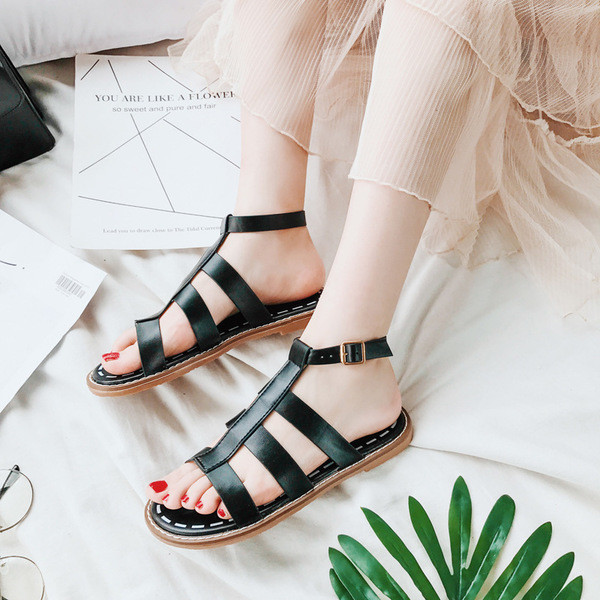 Φρέσκα κυρίες σανδάλια σε δύο μοντέλα - η διακόσμηση με λουλούδια και χωρίς διακόσμηση