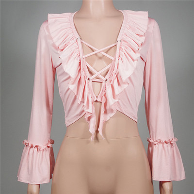 Πολύ φρέσκα και ενδιαφέροντα κυρία σωστό μήκος μπλούζα με κοντά μανίκια 7/8 και τους δεσμούς στη λαιμόκοψη