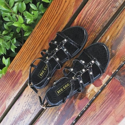 Για τις γυναίκες, δερμάτινα σανδάλια με λουριά και μεταλλικά στοιχεία σε μαύρο χρώμα