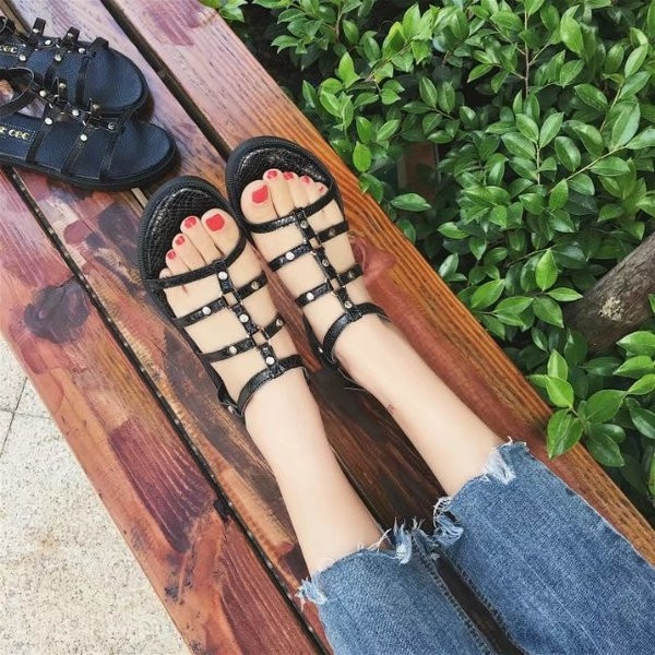 Για τις γυναίκες, δερμάτινα σανδάλια με λουριά και μεταλλικά στοιχεία σε μαύρο χρώμα