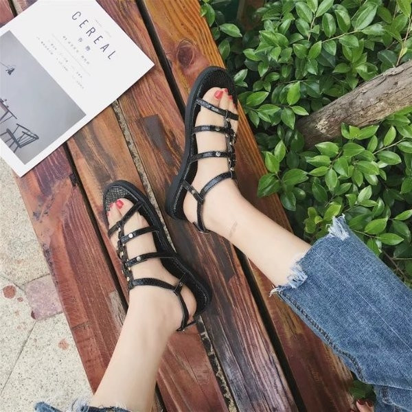 Για τις γυναίκες, δερμάτινα σανδάλια με λουριά και μεταλλικά στοιχεία σε μαύρο χρώμα