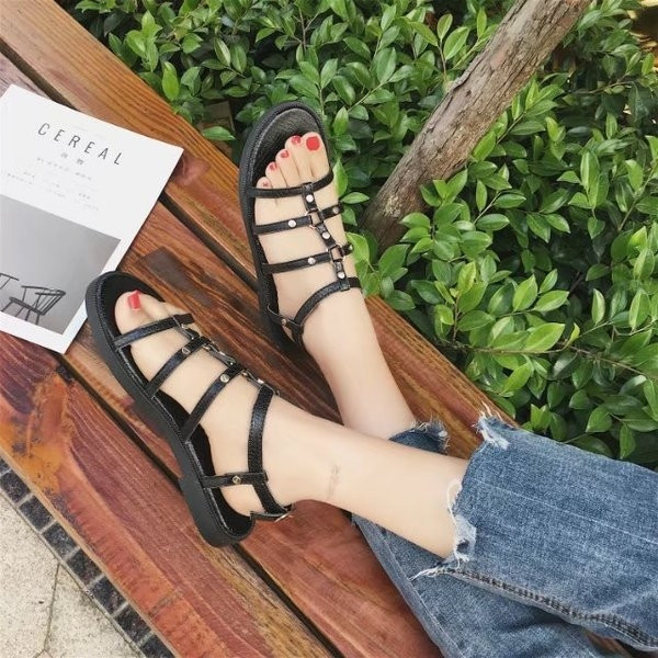 Για τις γυναίκες, δερμάτινα σανδάλια με λουριά και μεταλλικά στοιχεία σε μαύρο χρώμα
