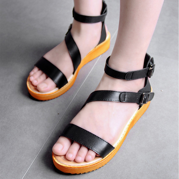 Κομψή, δερμάτινα σανδάλια με λουριά σε μαύρο, λευκό και καφέ