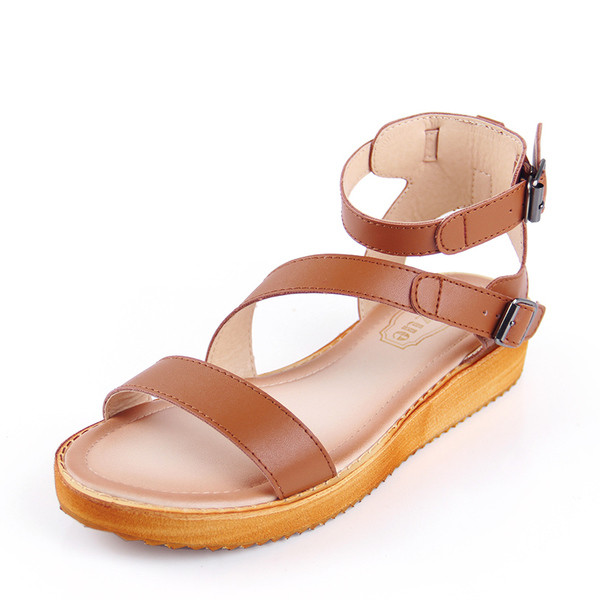 Κομψή, δερμάτινα σανδάλια με λουριά σε μαύρο, λευκό και καφέ