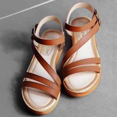 Καθημερινά κυρίες σανδάλια στο απλό μοντέλο, σε λευκό, μαύρο και καφέ