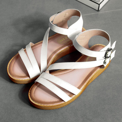 Καθημερινά κυρίες σανδάλια στο απλό μοντέλο, σε λευκό, μαύρο και καφέ