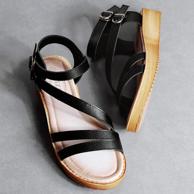 Καθημερινά κυρίες σανδάλια στο απλό μοντέλο, σε λευκό, μαύρο και καφέ