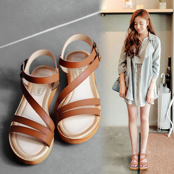 Καθημερινά κυρίες σανδάλια στο απλό μοντέλο, σε λευκό, μαύρο και καφέ