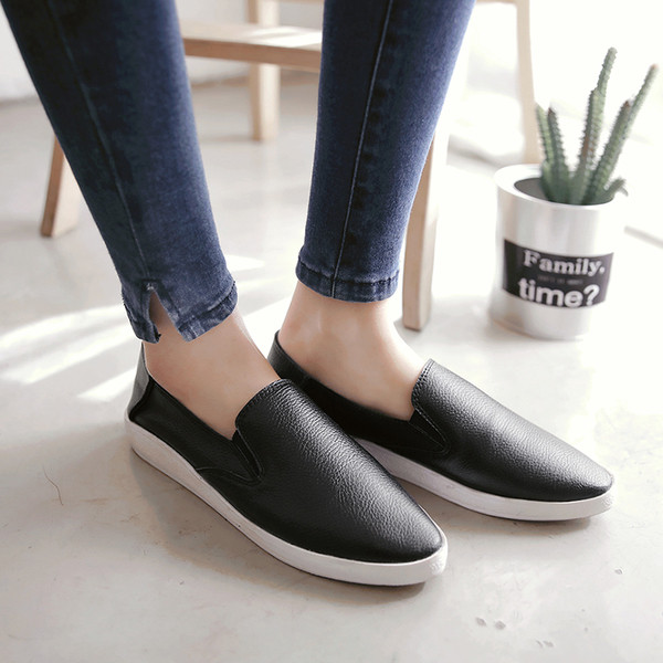 Καθημερινά κυρίες loafers και ελαφρώς κωνικό, λευκό και μαύρο