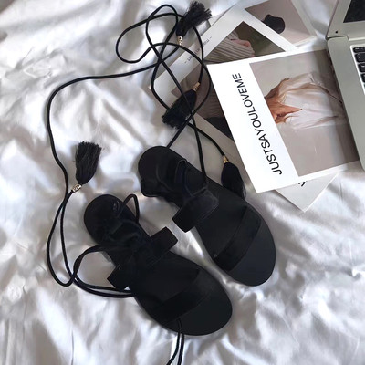 Καθημερινά κυρίες σανδάλια με μακρά δεσμούς και φούντα σε μαύρο και καφέ