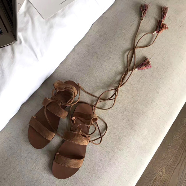 Καθημερινά κυρίες σανδάλια με μακρά δεσμούς και φούντα σε μαύρο και καφέ