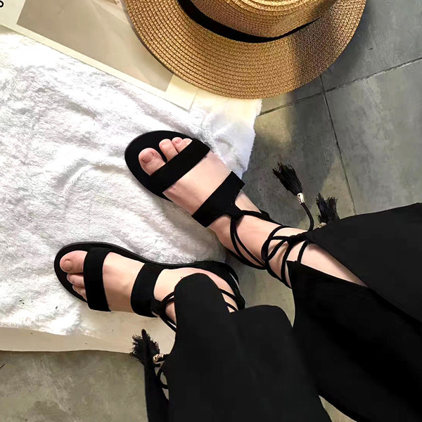 Καθημερινά κυρίες σανδάλια με μακρά δεσμούς και φούντα σε μαύρο και καφέ