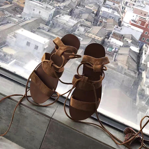 Καθημερινά κυρίες σανδάλια με μακρά δεσμούς και φούντα σε μαύρο και καφέ