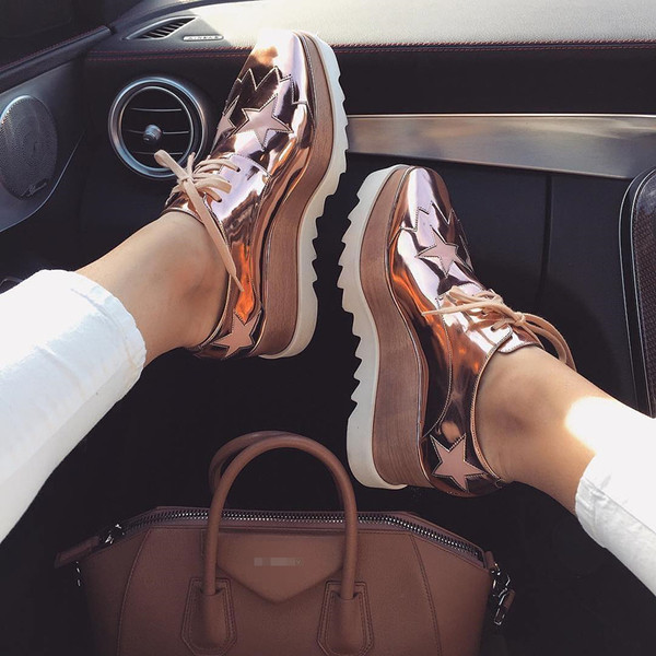 Γυναικεία παπούτσια σε υψηλή πλατφόρμα με ενδιαφέροντα αστερίσκους