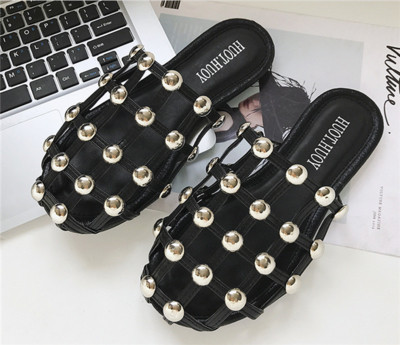 Πολύ ενδιαφέρουσες γυναικείες παντόφλες με μεταλλικά τρουξ για κοσμήματα