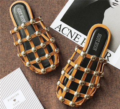 Πολύ ενδιαφέρουσες γυναικείες παντόφλες με μεταλλικά τρουξ για κοσμήματα