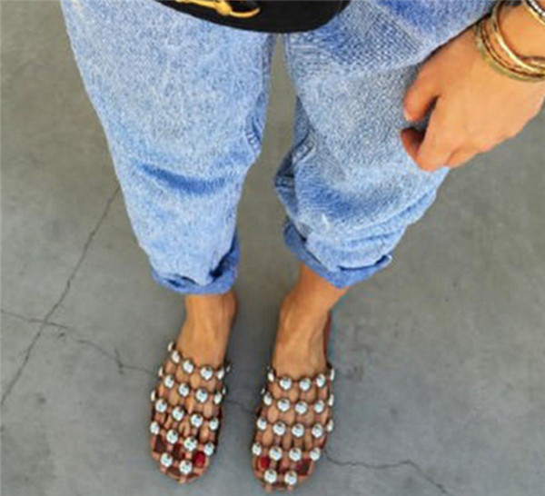 Πολύ ενδιαφέρουσες γυναικείες παντόφλες με μεταλλικά τρουξ για κοσμήματα