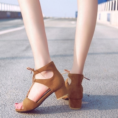 Οι γυναίκες κομψά σανδάλια φως τρέχουσες συνδέσεις σε κόκκινο, μαύρο και μπεζ