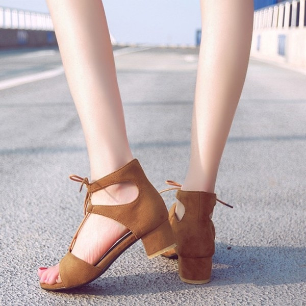 Οι γυναίκες κομψά σανδάλια φως τρέχουσες συνδέσεις σε κόκκινο, μαύρο και μπεζ