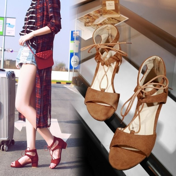 Οι γυναίκες κομψά σανδάλια φως τρέχουσες συνδέσεις σε κόκκινο, μαύρο και μπεζ