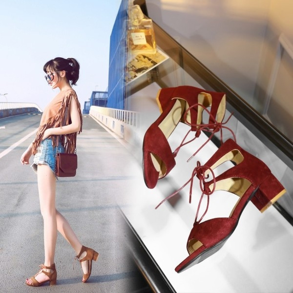 Οι γυναίκες κομψά σανδάλια φως τρέχουσες συνδέσεις σε κόκκινο, μαύρο και μπεζ