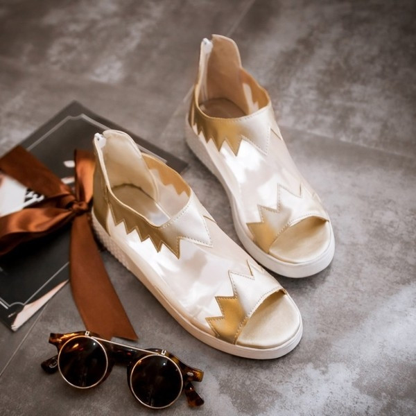 Γλυκό κυρίες σανδάλια σε ασημί και χρυσό χρώμα