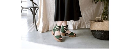 Κομψό κυρίες σανδάλια σε μια ποικιλία χρωμάτων με δεσμούς και ελαφρύ, παχιά ηλεκτρικής ενέργειας