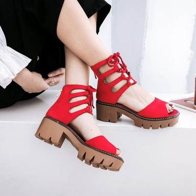 Κομψό κυρίες σανδάλια σε μια ποικιλία χρωμάτων με δεσμούς και ελαφρύ, παχιά ηλεκτρικής ενέργειας