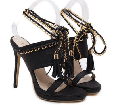 σανδάλια Πολλές κομψό γυναίκες με χρυσή αλυσίδα γύρω από τον αστράγαλό του και ανατολίτικα φούντες