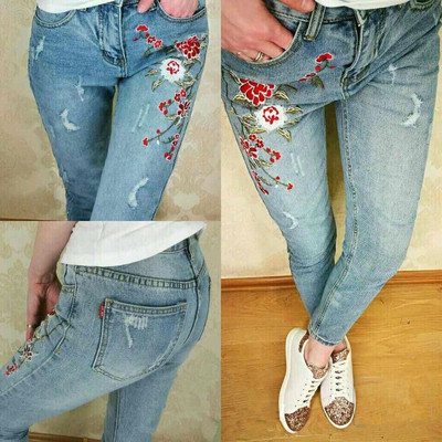 Πολύ μοντέρνο γυναικείο τζιν μοντέλο "λεπτή εφαρμογή" με όμορφο κεντημένο άνθη