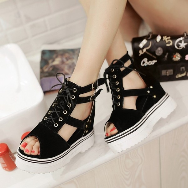 Κομψή πλατφόρμα κυρίες σανδάλια με συνδέσμους και ανθεκτικό εξωτερική σόλα