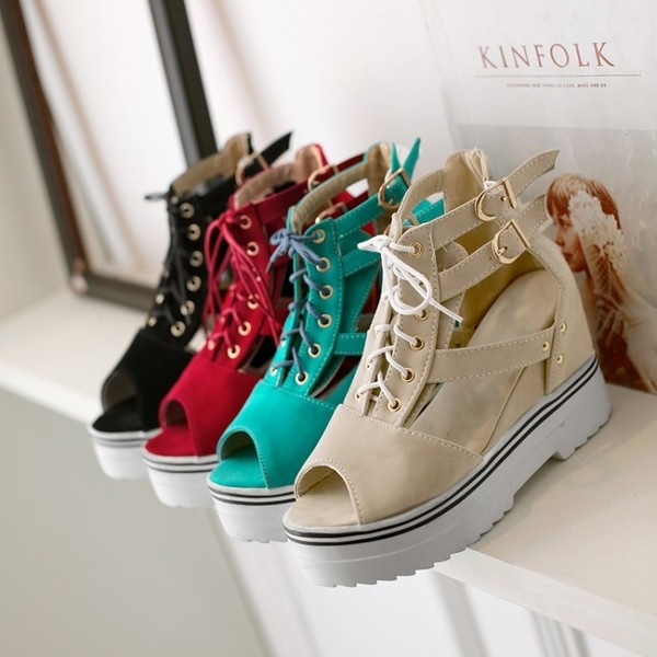 Κομψή πλατφόρμα κυρίες σανδάλια με συνδέσμους και ανθεκτικό εξωτερική σόλα