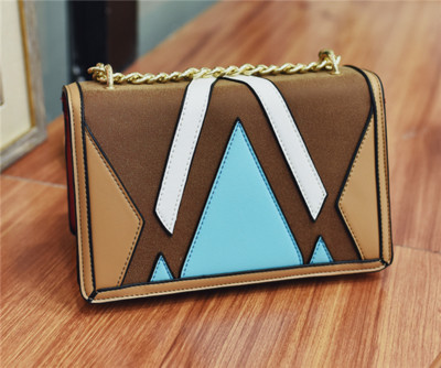 Μίνι πορτοφόλι με μοτίβα, με τη μορφή των γεωμετρικών σχημάτων και πρόσφυση πάνω από τον ώμο