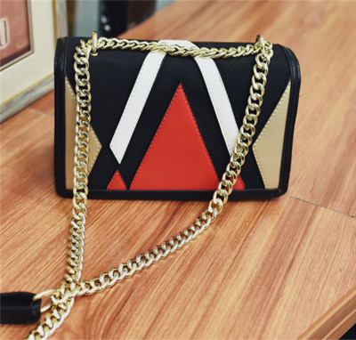 Μίνι πορτοφόλι με μοτίβα, με τη μορφή των γεωμετρικών σχημάτων και πρόσφυση πάνω από τον ώμο