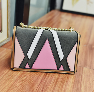 Μίνι πορτοφόλι με μοτίβα, με τη μορφή των γεωμετρικών σχημάτων και πρόσφυση πάνω από τον ώμο