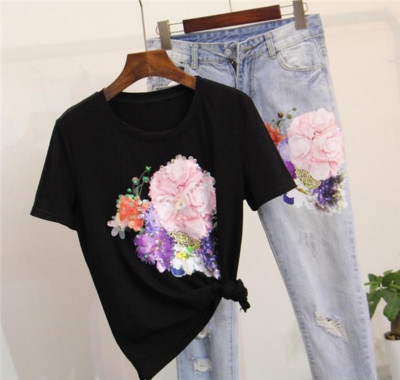 Μεγάλα γυναικεία τζιν πλήρη με πολύ όμορφη μπλούζα και ενδιαφέρον κέντημα