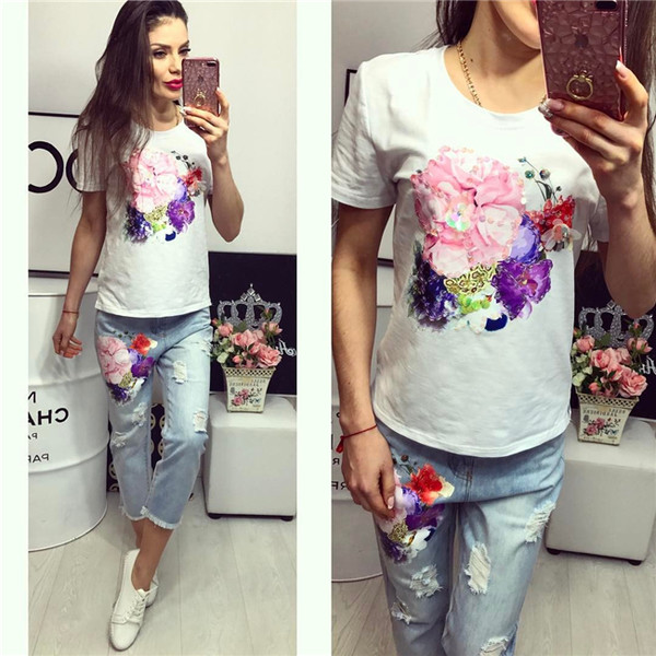 Μεγάλα γυναικεία τζιν πλήρη με πολύ όμορφη μπλούζα και ενδιαφέρον κέντημα