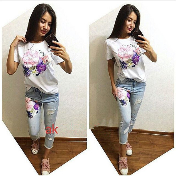 Μεγάλα γυναικεία τζιν πλήρη με πολύ όμορφη μπλούζα και ενδιαφέρον κέντημα